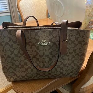 Brand new coach authentic purse . 15 width and 11 inches long . Nice size